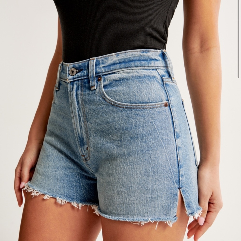 Abercrombie and Fitch Curve Love “90s Mom Short” in light medium, size 37/24.